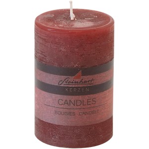 Gegossene, altrote Stumpenkerze, 10 cm hoch, für stimmungsvolle Beleuchtung.