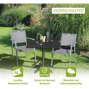 Quadratischer Acamp Klapptisch in Anthrazit-Cemento, 80x80 cm, mit zwei Stühlen im Garten.