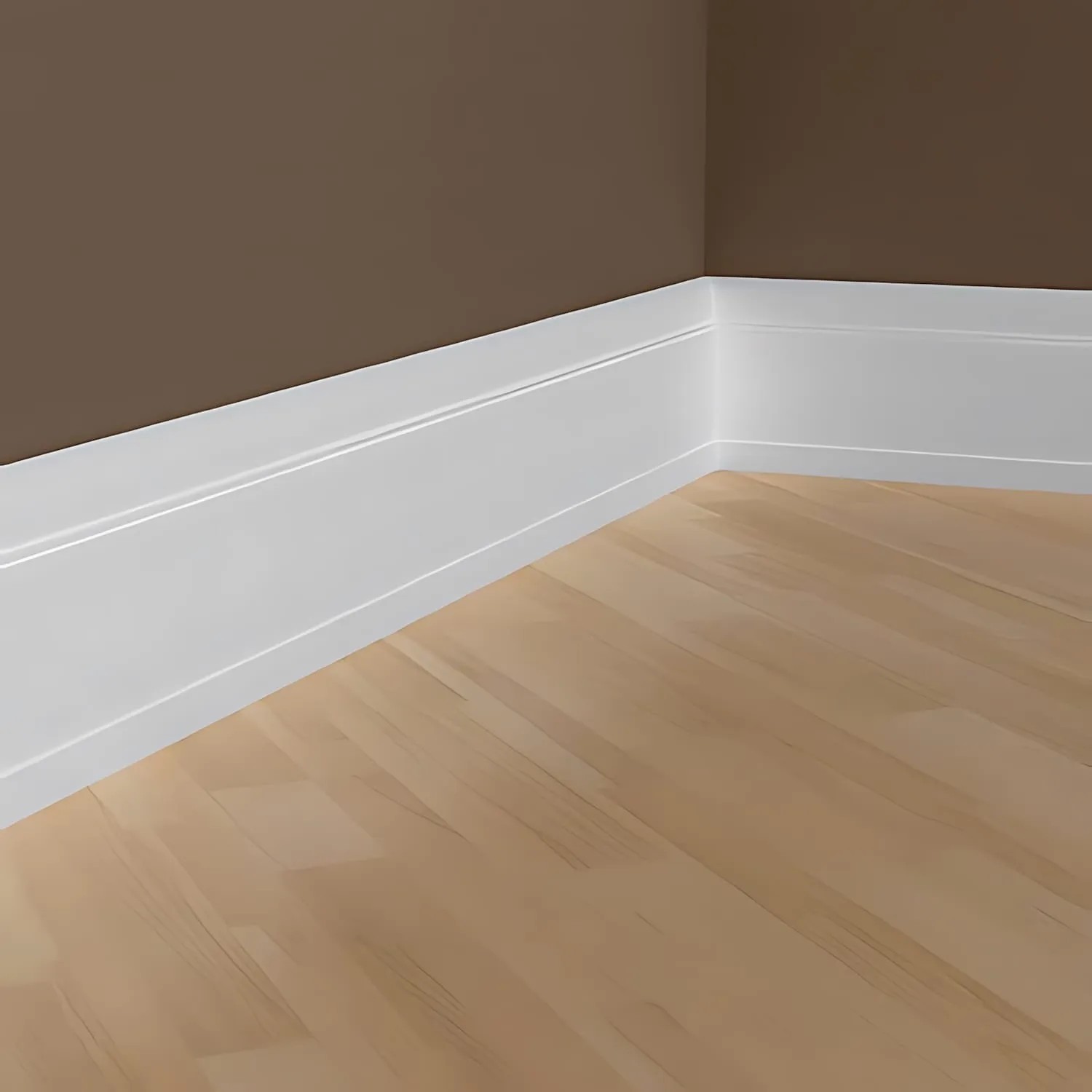 Weißes Sockelleisten Set (10 Stk.) von PROFHOME, montiert an einer braunen Wand über einem hellen Holzboden.