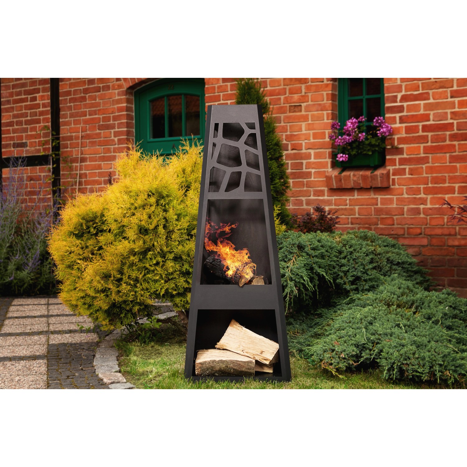 Schwarzer Dobar Metall Gartenkamin mit Holz und Flammen, Kaminofen mit Stauraum.