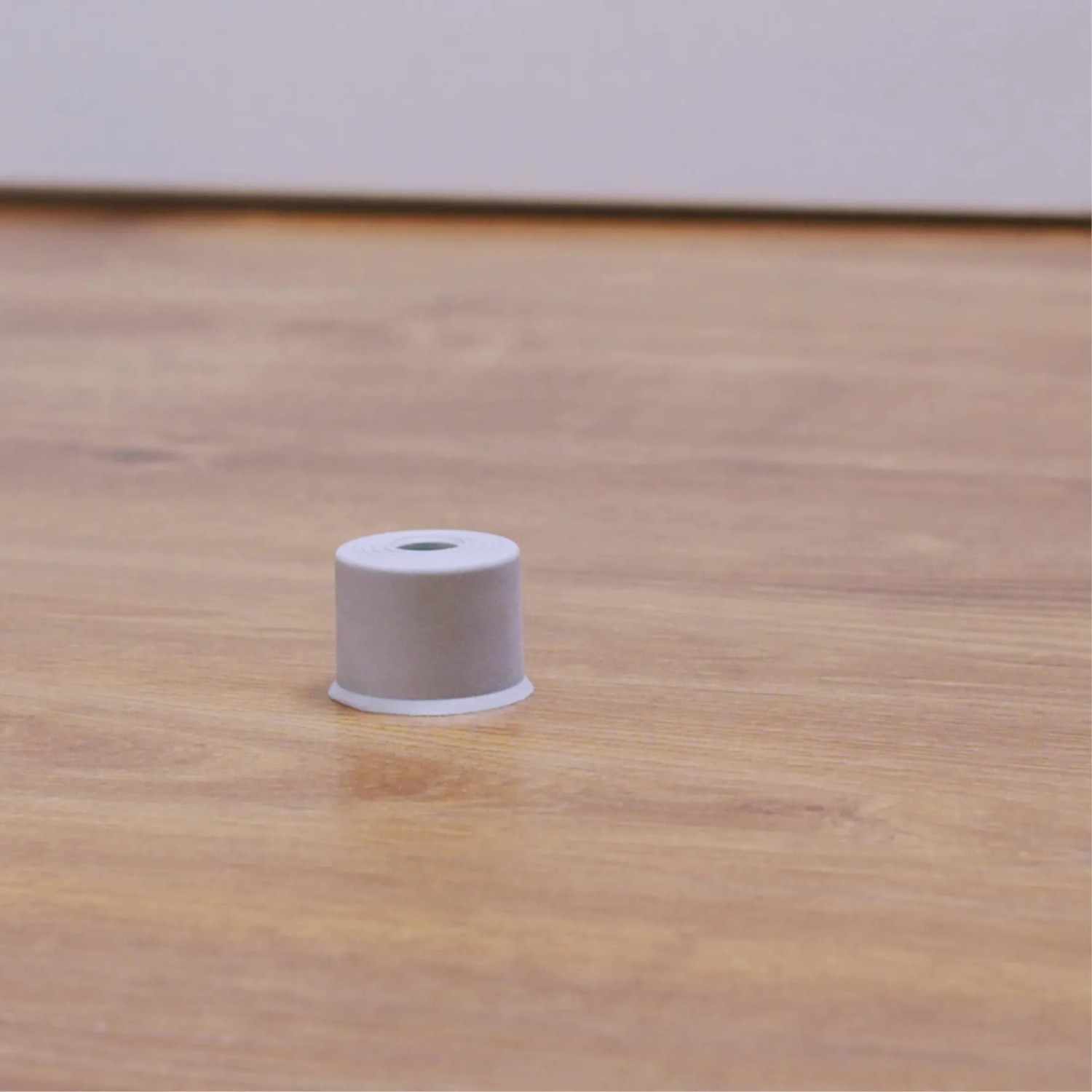 Grauer Wagner Türstopper Vulkano aus Gummi, Ø 35 mm, für Boden oder Wand.