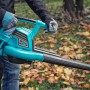 Gardena Elektro-Laubbläser ErgoJet 3000 in Aktion, umgeben von Herbstlaub.