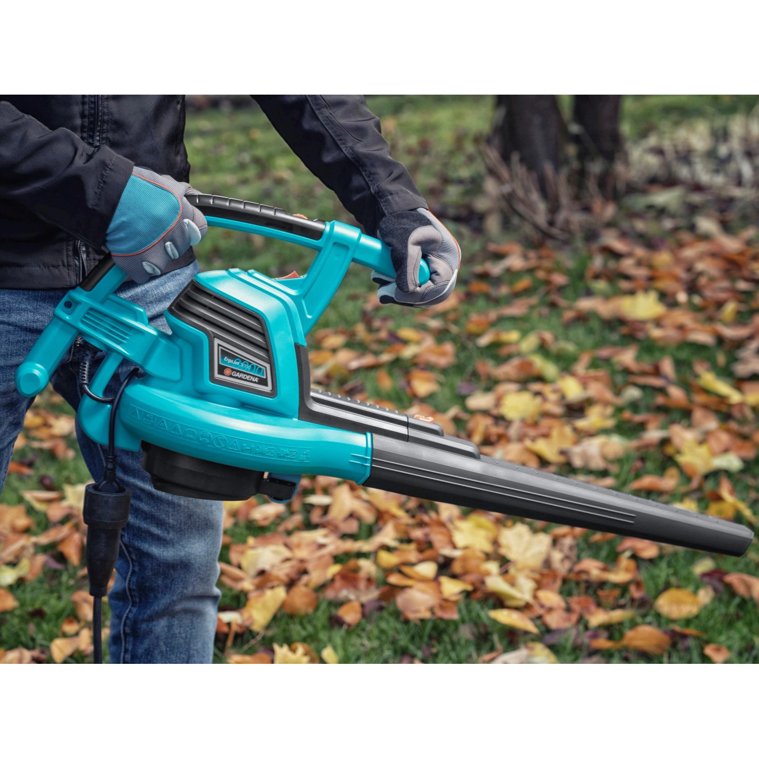 Gardena Elektro-Laubbläser ErgoJet 3000 in Aktion, umgeben von Herbstlaub.