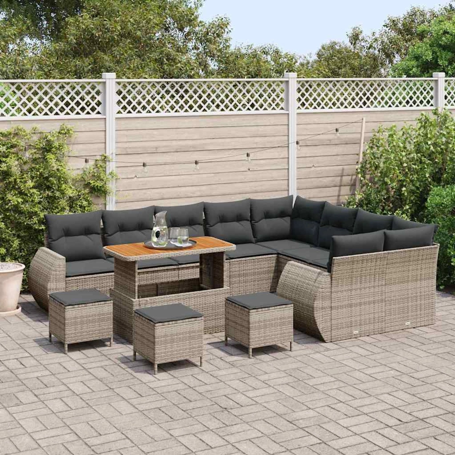 Graues 13-tlg. vidaXL Garten-Sofa-Set aus Poly Rattan mit Tisch und Hockern.