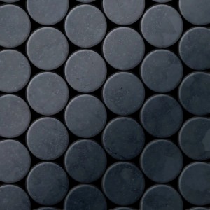 Graue Mosaikfliese aus Rohstahl, gewalzte Oberfläche, runde Form.