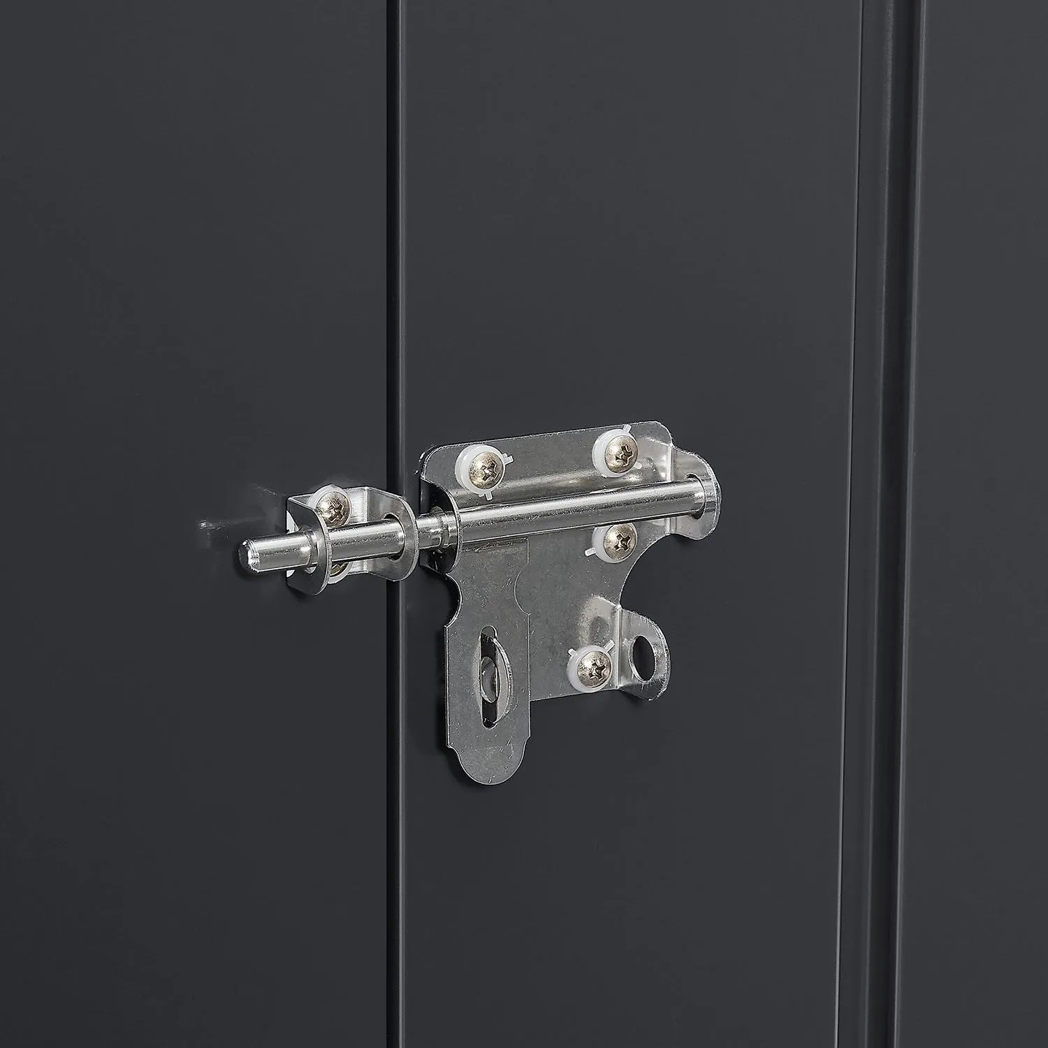 Detailaufnahme: Verschlussriegel der grauen Juskys Mülltonnenbox Namur aus Metall.