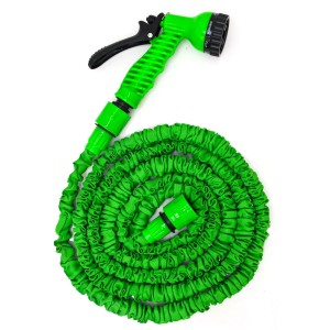 Grüner, flexibler Gartenschlauch (7.5 m) mit Brause und Anschlussstück.