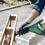 Bosch AdvancedRecip 18 Akku-Säbelsäge beim Sägen einer Holzpalette.