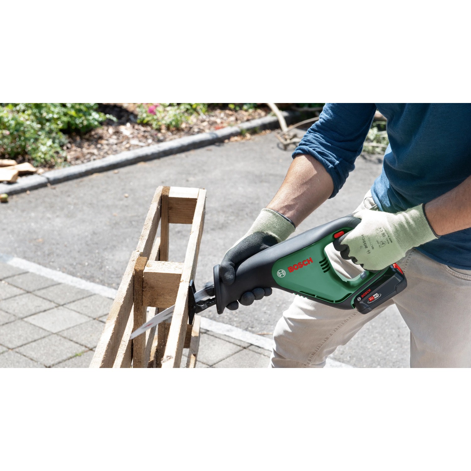 Bosch AdvancedRecip 18 Akku-Säbelsäge beim Sägen einer Holzpalette.