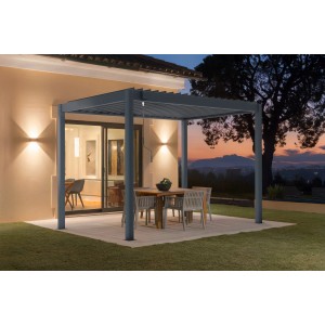 Freistehende, graue Cazeboo Piana Bioklimatische Pergola aus Aluminium mit Lamellendach und Esstischgruppe.