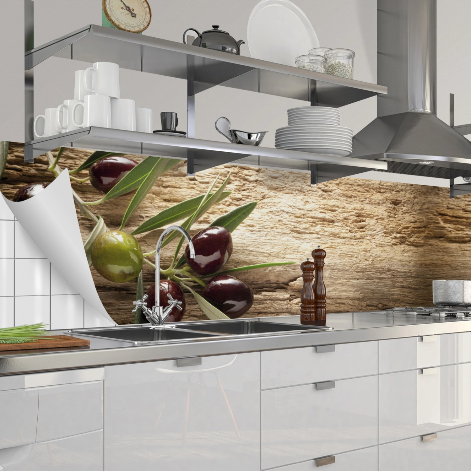 Myspotti Küchenrückwandfolie Mediterran mit Oliven-Motiv in moderner Küche.
