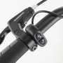 Detailaufnahme: Schwarzer Lenker mit Shimano Bremshebel und Bedienelementen des Fischer E-Bike Cita 3.1i.