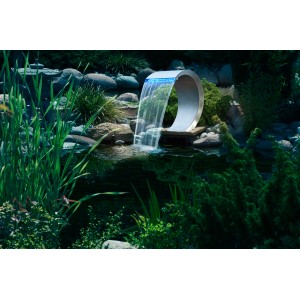Ubbink Mamba LED Wasserfall aus Edelstahl mit blauer LED-Beleuchtung im Gartenteich.