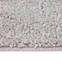 Nahaufnahme eines grauen Hochflorteppichs mit weicher Shaggy-Textur und sauberer Kante. Rutschfester Teppich aus PP.