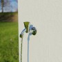 Chromfarbenes Kirchhoff Auslaufventil mit Haubengriff und Wasserstrahl vor weißer Wand.