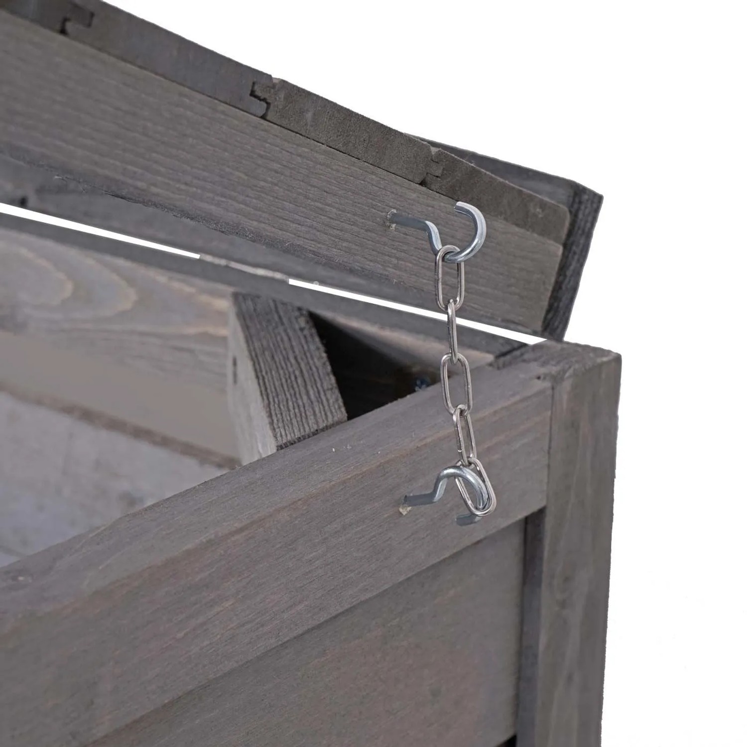 Detailansicht der anthrazit-grauen Mülltonnenbox aus Tannenholz: Geöffneter Deckel mit stabiler Sicherungskette.