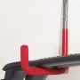 Beschichteter Wandhaken mit roter Gummierung zur Wandmontage.