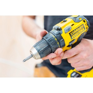 Stanley FatMax Akku-Bohrschrauber in Gelb/Schwarz mit eingesetztem Bit in Hand gehalten.