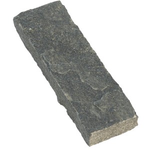 Quarzit-Mähkante in Grau-Grün, Naturstein für Garteneinfassung und Beetbegrenzung.