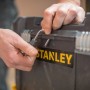 Stanley Rollende Werkstatt wird mit Vorhängeschloss gesichert.