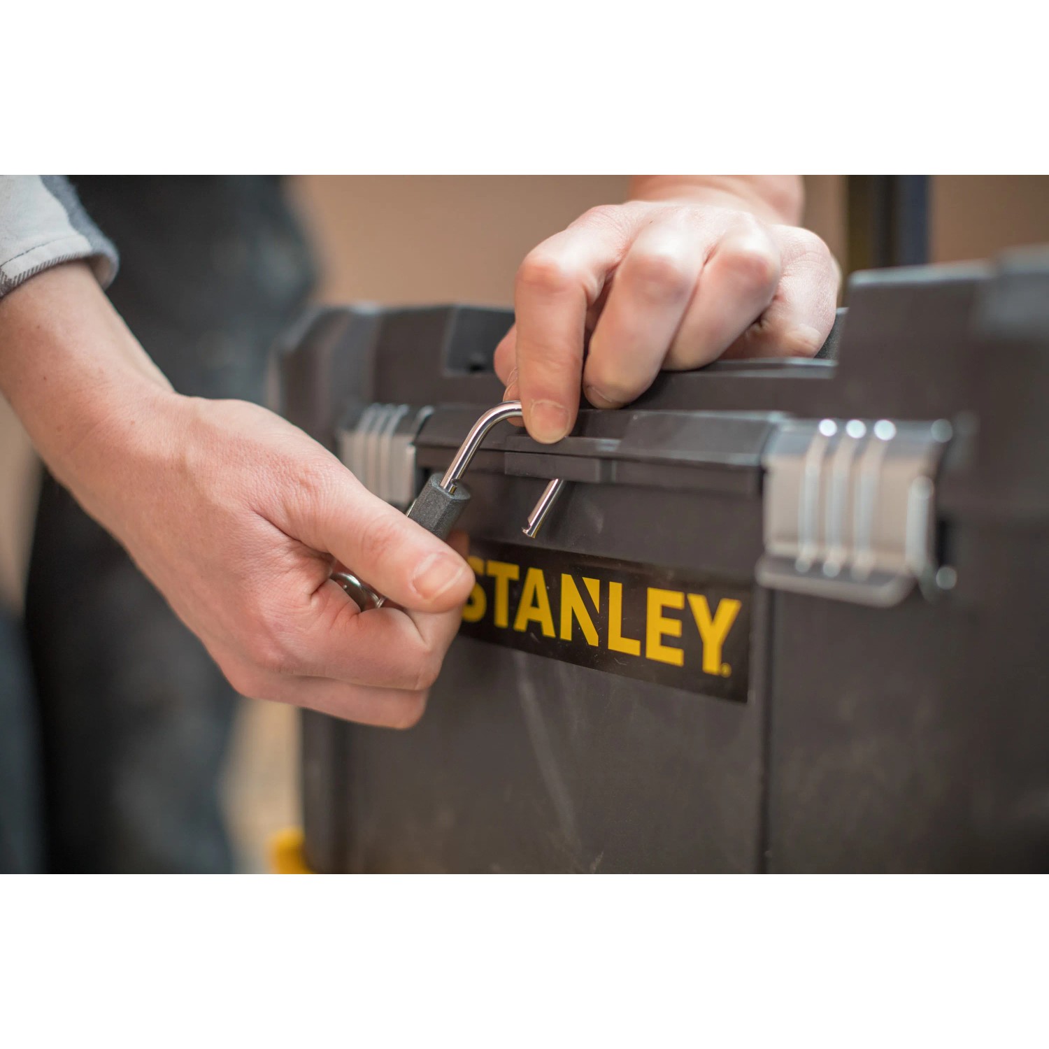 Stanley Rollende Werkstatt wird mit Vorhängeschloss gesichert.