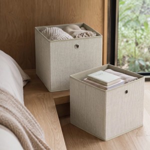 Beige Stoff-Faltboxen 33x33x33 cm mit Griffen, gefüllt mit Textilien & Büchern, für Schrank & Regal. Ideal zur Ordnung.