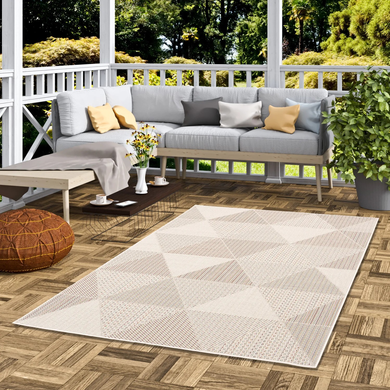 Bunter Pergamon In & Outdoor Teppich mit Rautenmuster, 80x150cm, auf einer Terrasse.