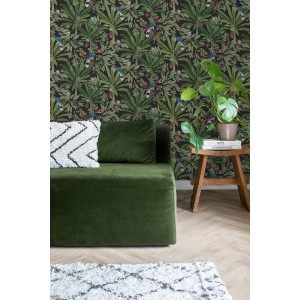ESTAhome Tapete Tropische Dschungelblätter in Schwarz und Grün an Wand hinter Sofa.