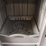 Robuster Gusseisen-Brennraum des Plamen Maestral N Kaminofens mit Rost und Aschekasten.