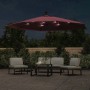 Bordeauxroter Ampelschirm mit leuchtender LED-Beleuchtung auf Terrasse am Abend. 350 cm Sonnenschirm mit Stahl-Mast für Garten.