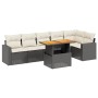 Schwarze 7-tlg. vidaXL Garten-Sofagarnitur aus Rattan mit cremeweißen Kissen und höhenverstellbarem Tisch.