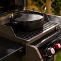 Weber Spirit E-220S Gasgrill mit GBS Grillrost und Sear Zone für Steaks.