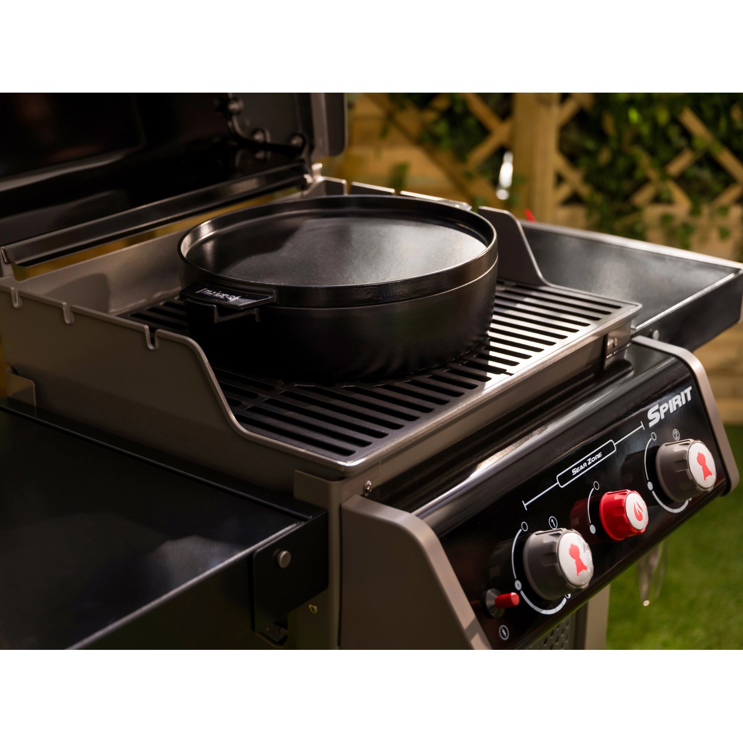 Weber Spirit E-220S Gasgrill mit GBS Grillrost und Sear Zone für Steaks.