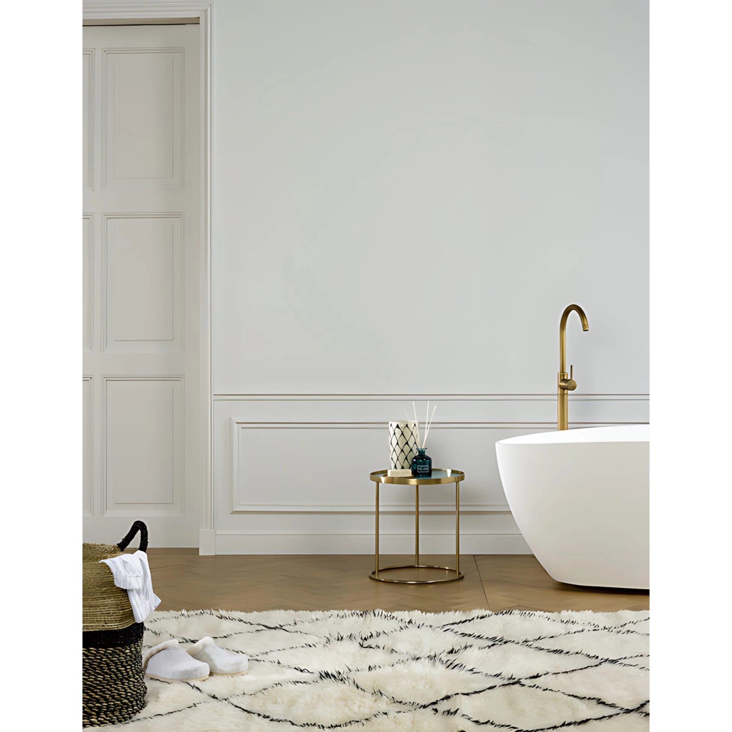 Flexible, weiße ORAC DECOR Friesleiste PX175F (2 m) im Badezimmer mit Wanne und Teppich.