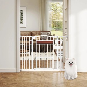Weißes Costway Türschutzgitter für Hunde, 76 cm hoch, 74-104 cm breit, im Türrahmen mit kleinem Hund.