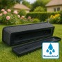 Anthrazitfarbener Balkonkasten in Rattan-Optik mit Untersetzer und sichtbarem Wasserablauf auf Rasen.