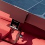 Absaar Solar Endklemme in Silber zur Befestigung von Solarmodulen auf einem Dach.