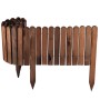 Flexibler dunkelbrauner Holz Rollzaun aus Kiefer, teilweise aufgerollt, für Beeteinfassung und Rasenabgrenzung.
