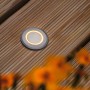 Runder Paulmann LED-Bodeneinbaustrahler für den Außenbereich, insektenfreundlich, auf Holzterrasse.