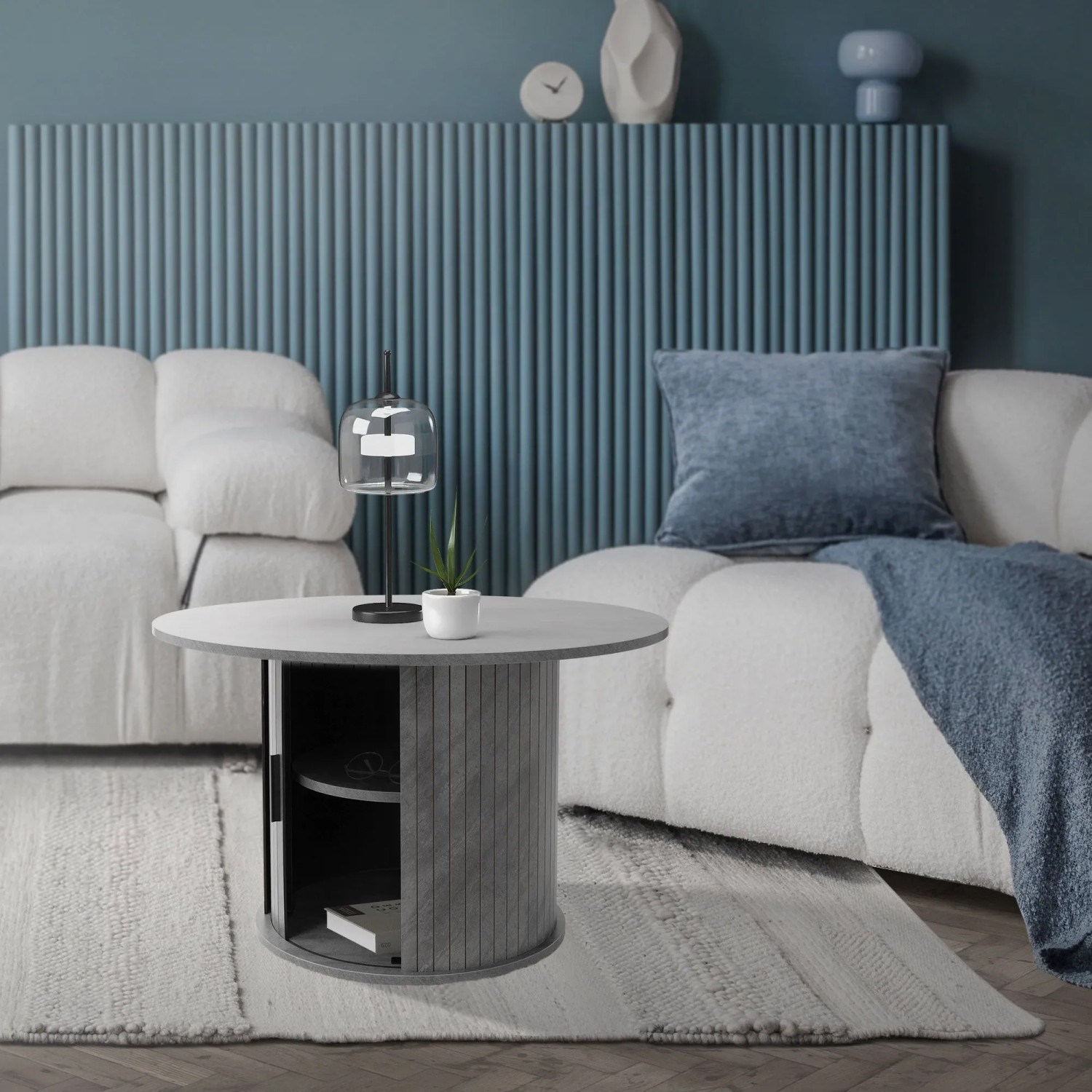 Runder Couchtisch in Beton-Optik Grau mit Schiebetür und Stauraum im modernen Wohnzimmer.
