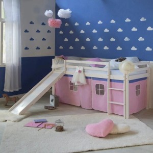 Weißes Kinderhochbett 90x200 mit rosa Vorhang, Rutsche und Leiter im Kinderzimmer.