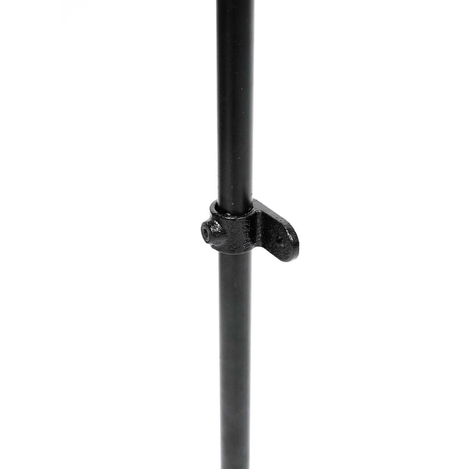 Befestigungsring, schwarz matt, für 2,7 cm Stahlrohr zur Möbelbefestigung.