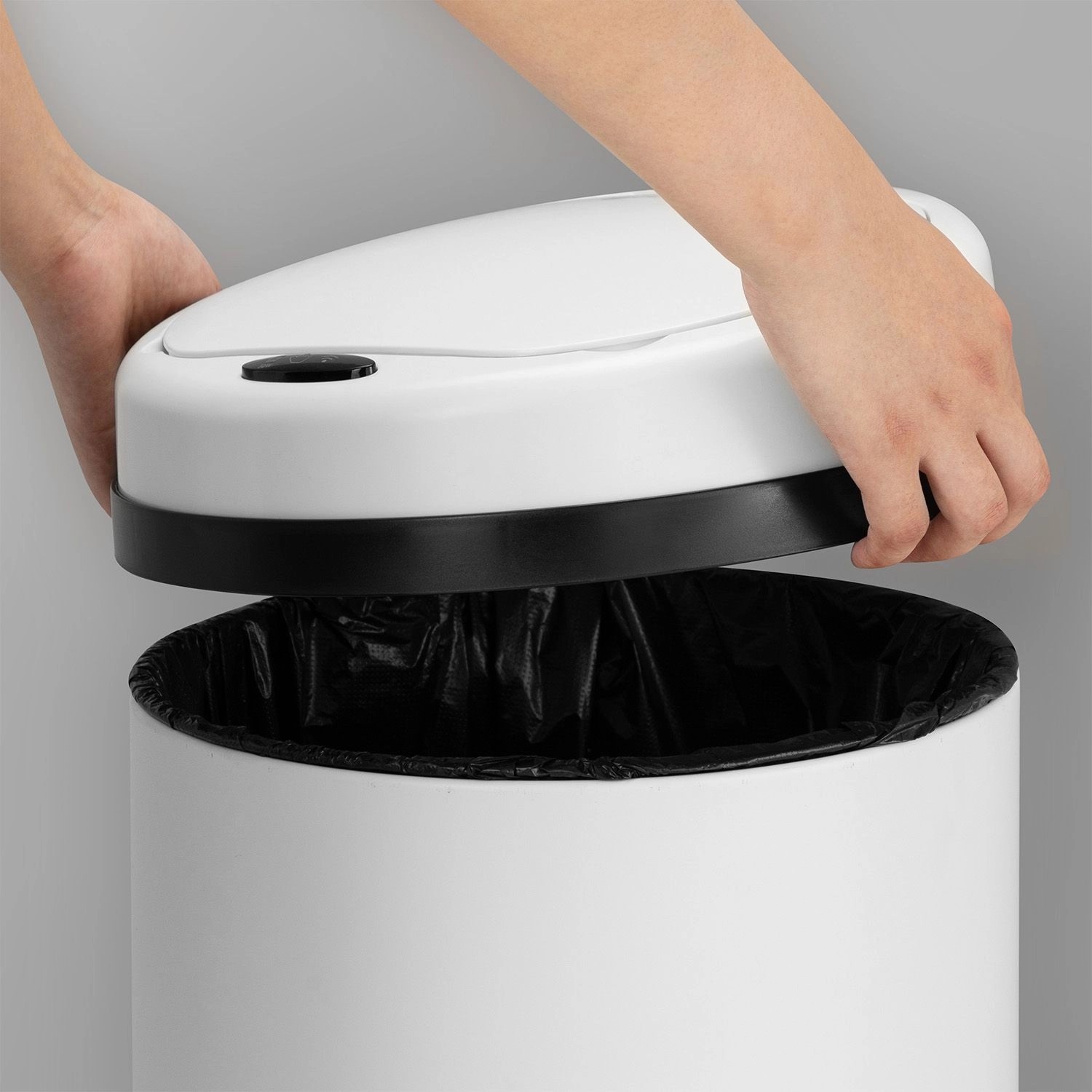 Weißer, runder Juskys Mülleimer mit Sensor, 30L, Deckel wird geöffnet.