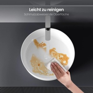Ovales, glänzend weißes Emke Handwaschbecken aus Keramik wird gereinigt.