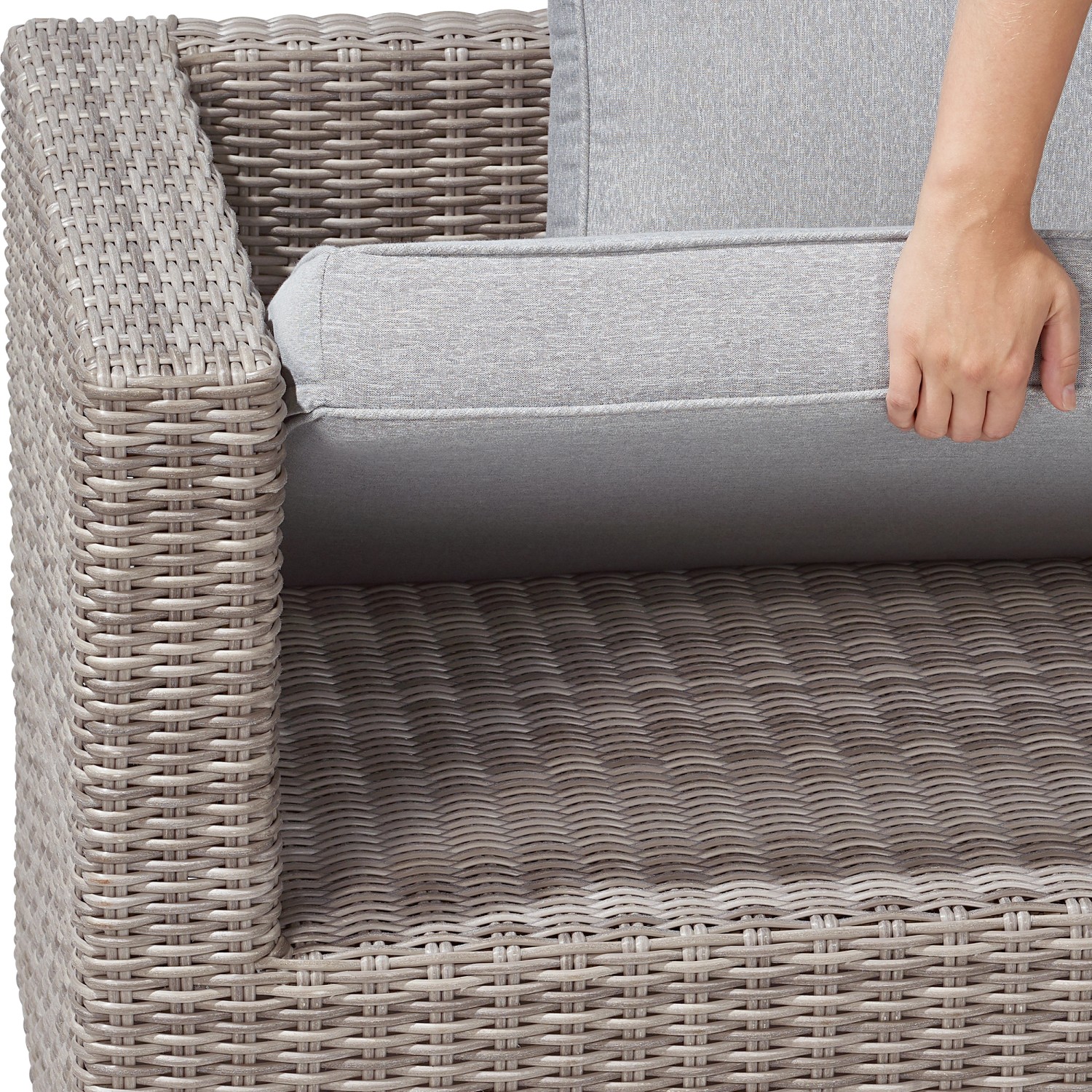 Detailaufnahme Lounge-Set Olea, 5-teilig, Polyrattan Sand mit grauen Kissen. Gartenmöbel.