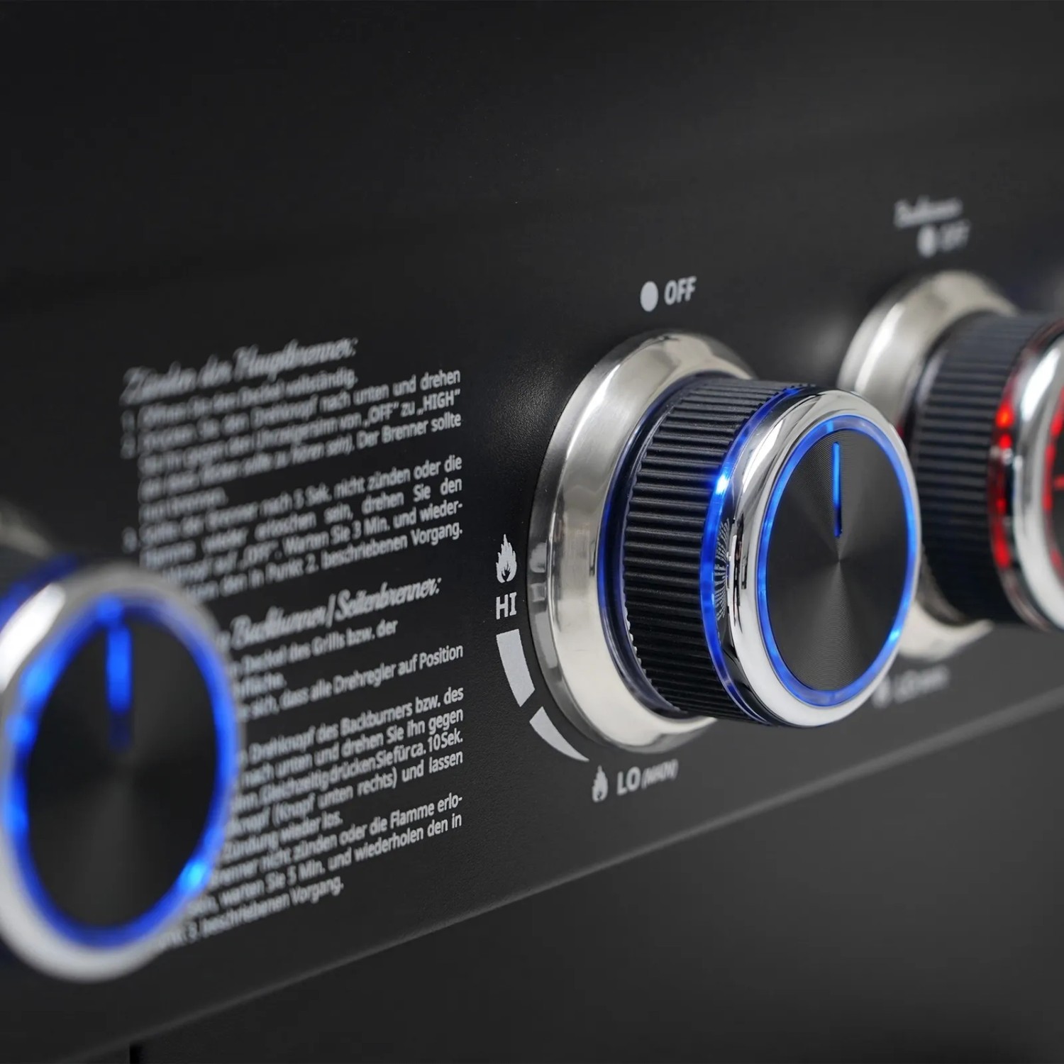 Detailaufnahme: Taino Platinum Yamara Dark 4+2 Gasgrill, Bedienelemente mit LED-Beleuchtung.