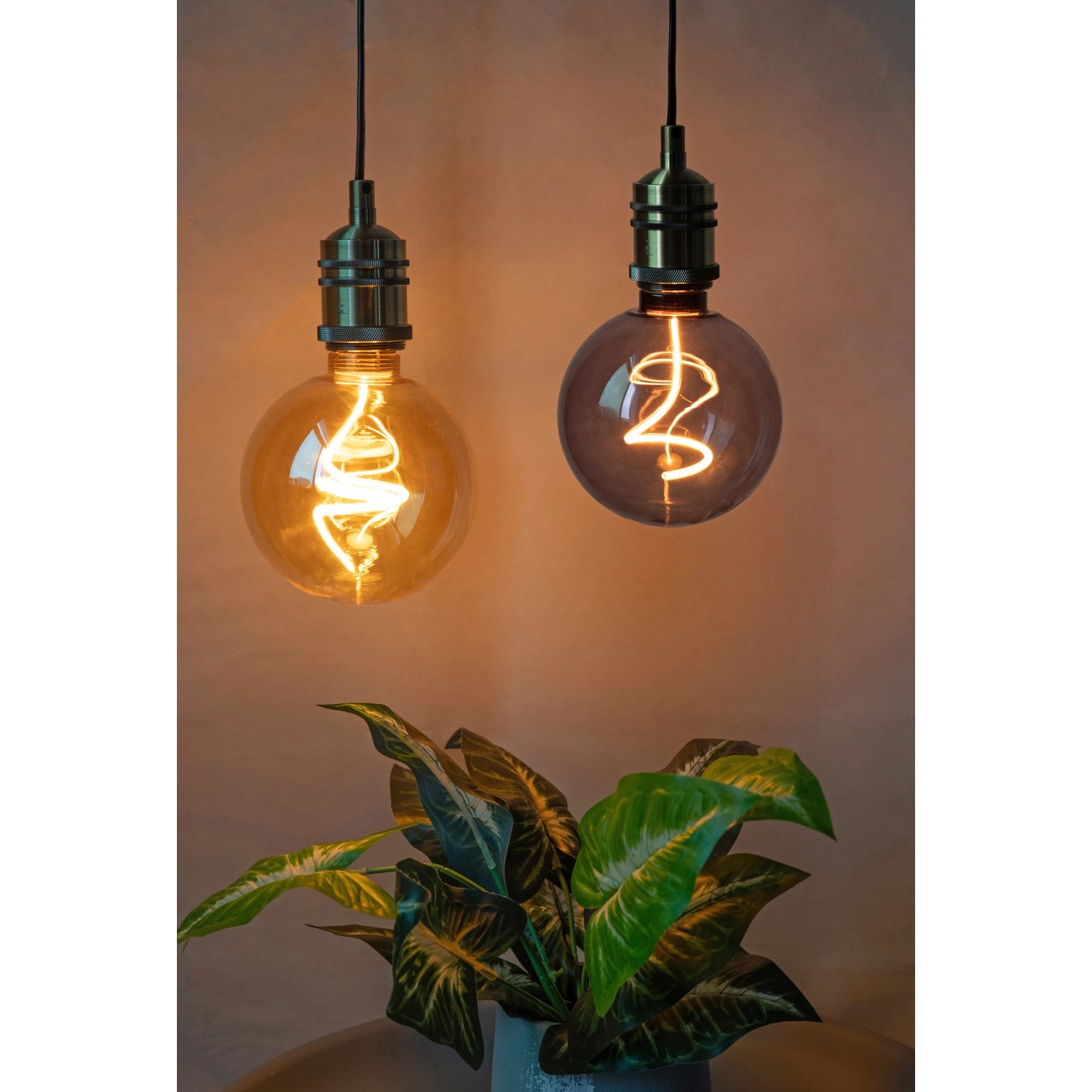 Zwei dimmbare ENOVALITE LED Filament Leuchtmittel YARN GLOBE E27, warmweiß, Rauchglas.