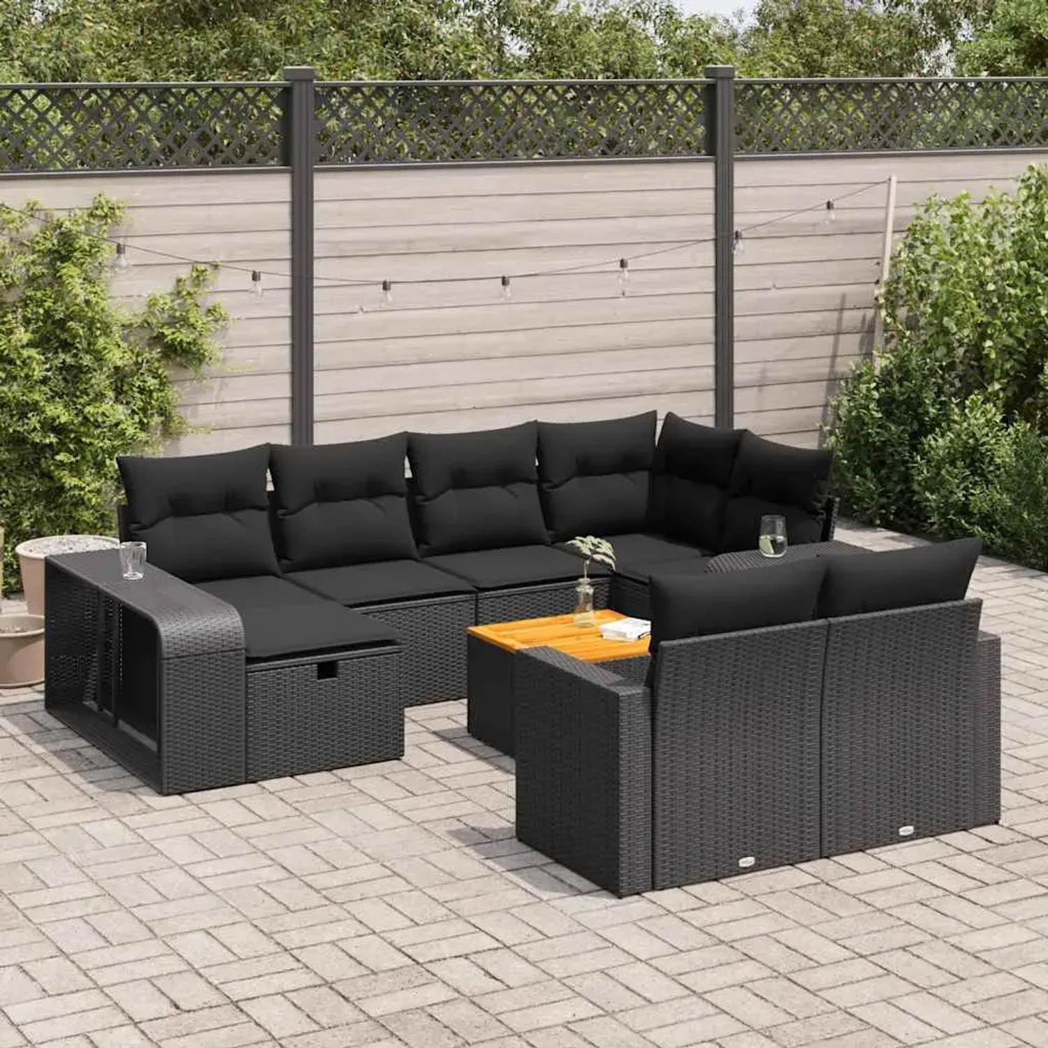 Schwarze 11-tlg. vidaXL Garten-Sofagarnitur aus Poly Rattan mit Kissen und Tisch auf Terrasse.