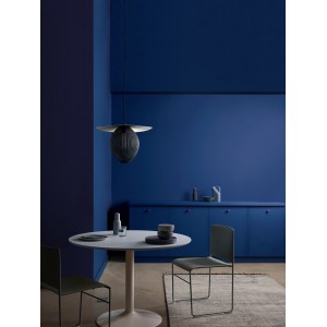 ELLE DECORATION by Crown Wandfarbe Into The Blue No. 251, matte blaue Wandfarbe im Interieur.