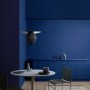 ELLE DECORATION by Crown Wandfarbe Into The Blue No. 251, matte blaue Wandfarbe im Interieur.